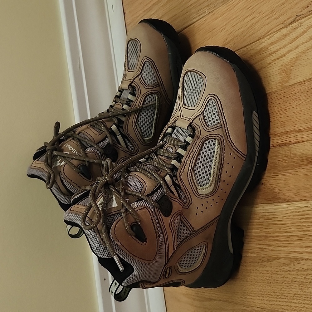Vasque Brown Leather Vibram Gore-Tex Hiking Boots